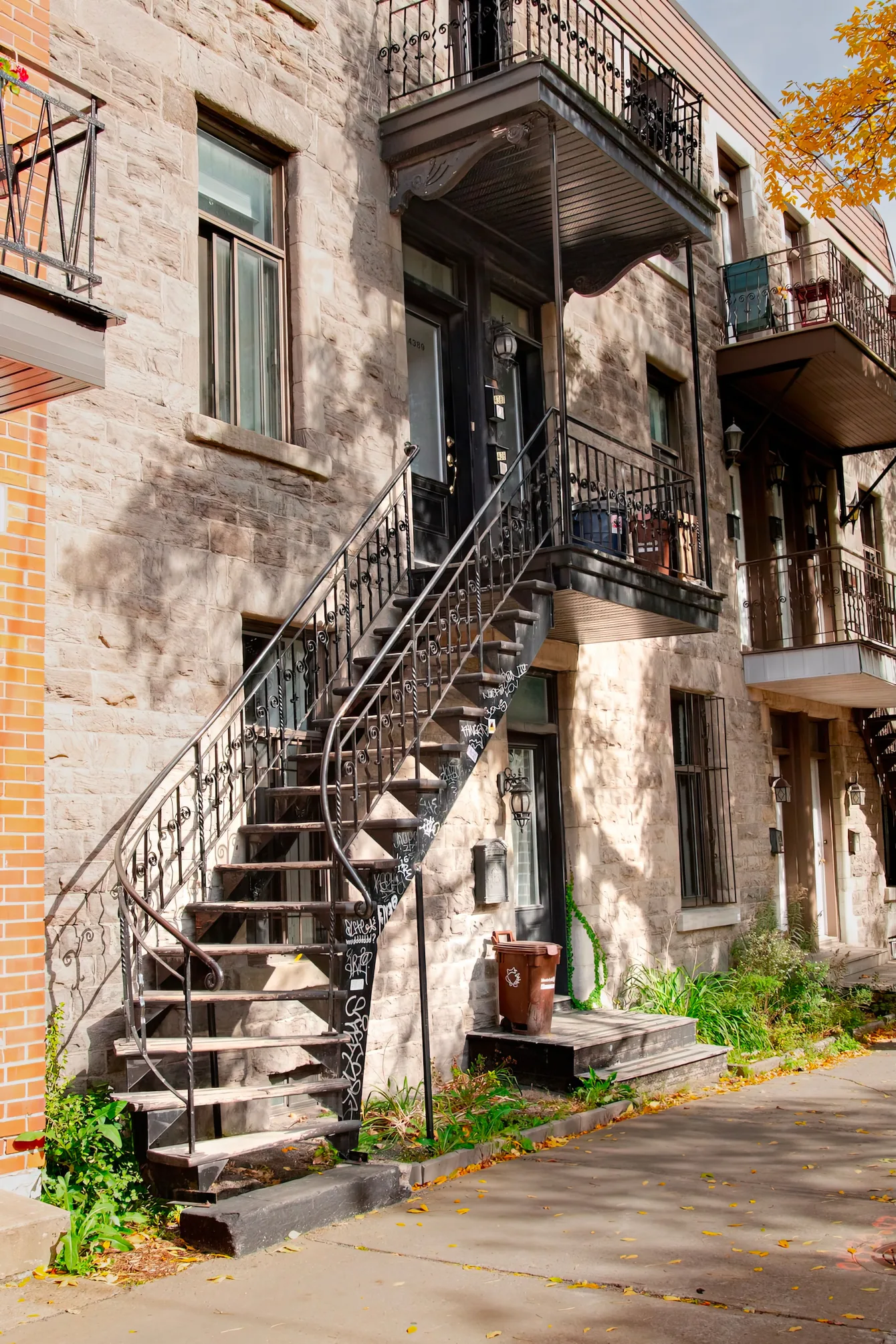 La devanture d'un plex à Montréal qui représente le modèle d'habitation unique du Québec