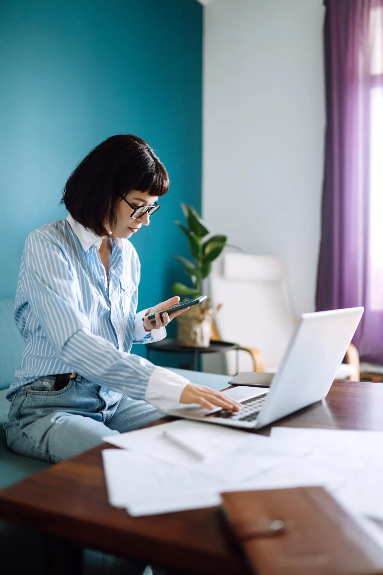 Femme tenant un journal d'entretien pour ses logements locatifs
