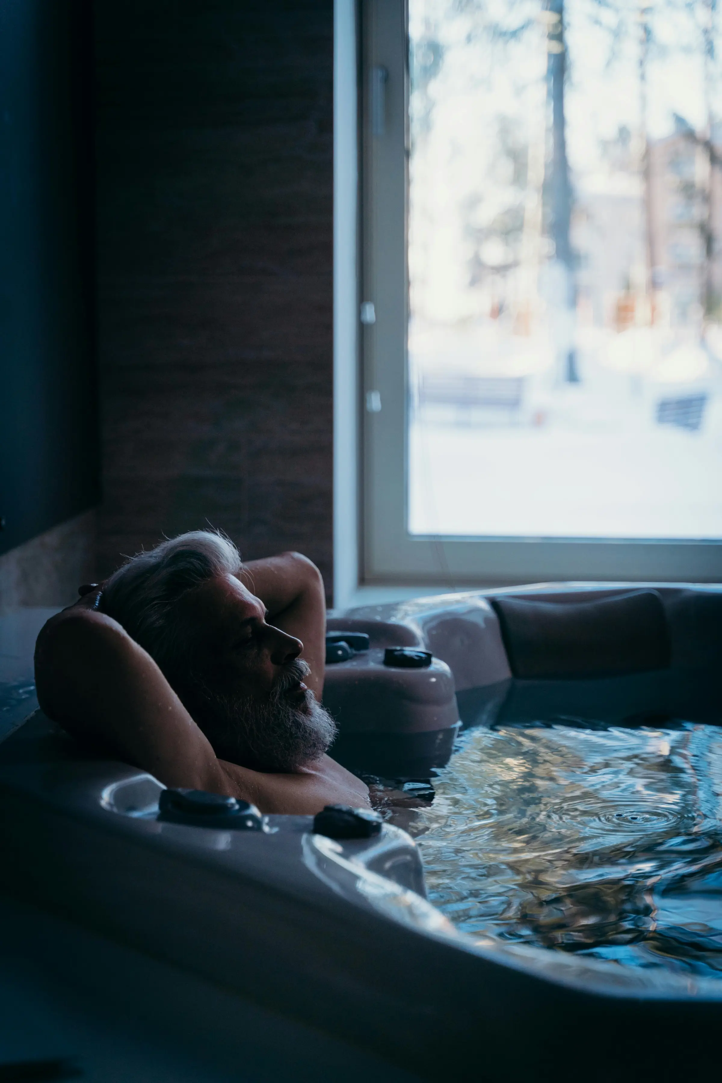 Homme profitant de rabais partenaire sur les spas