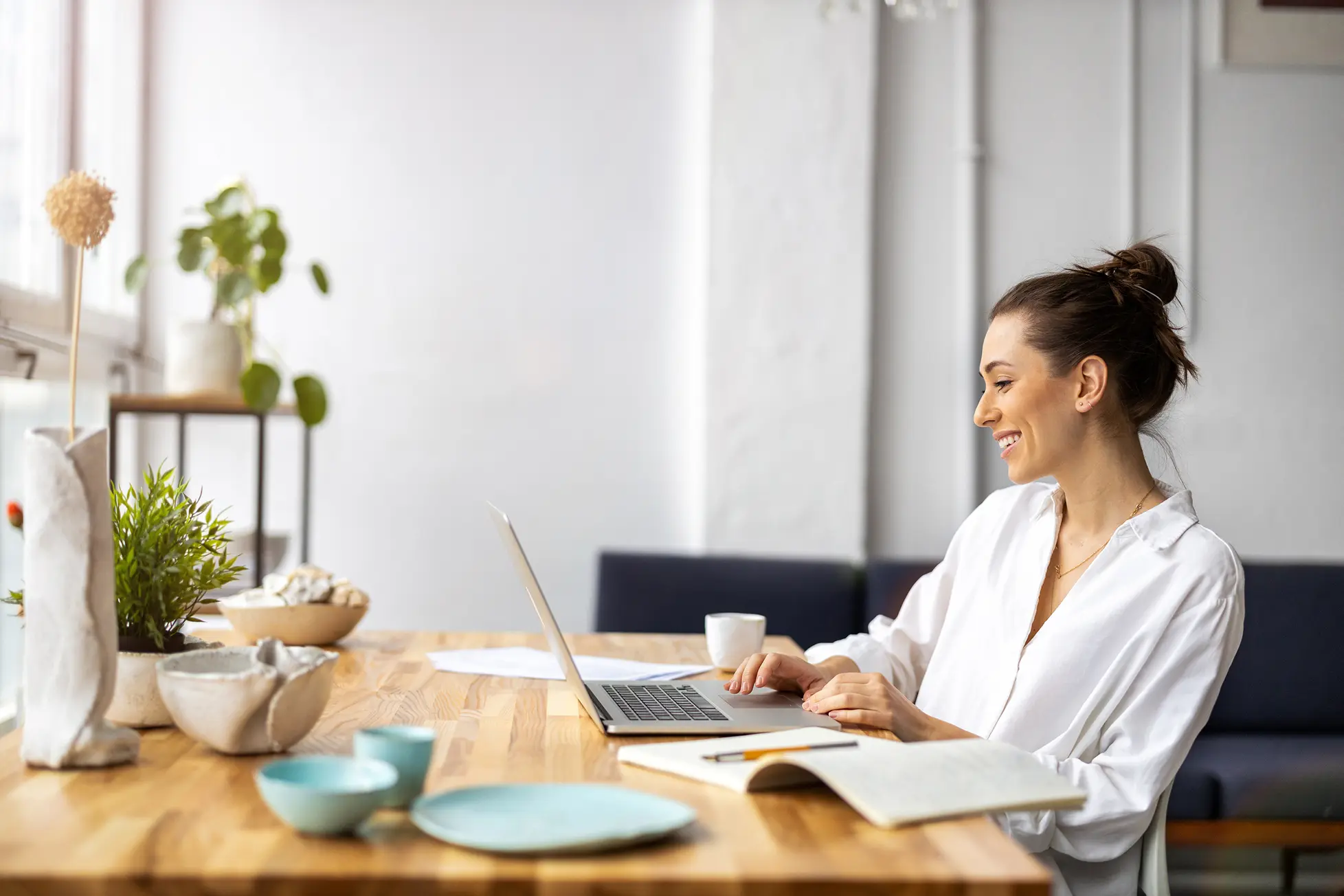 Femme cherchant des solutions spécialisées de soutien à la gestion