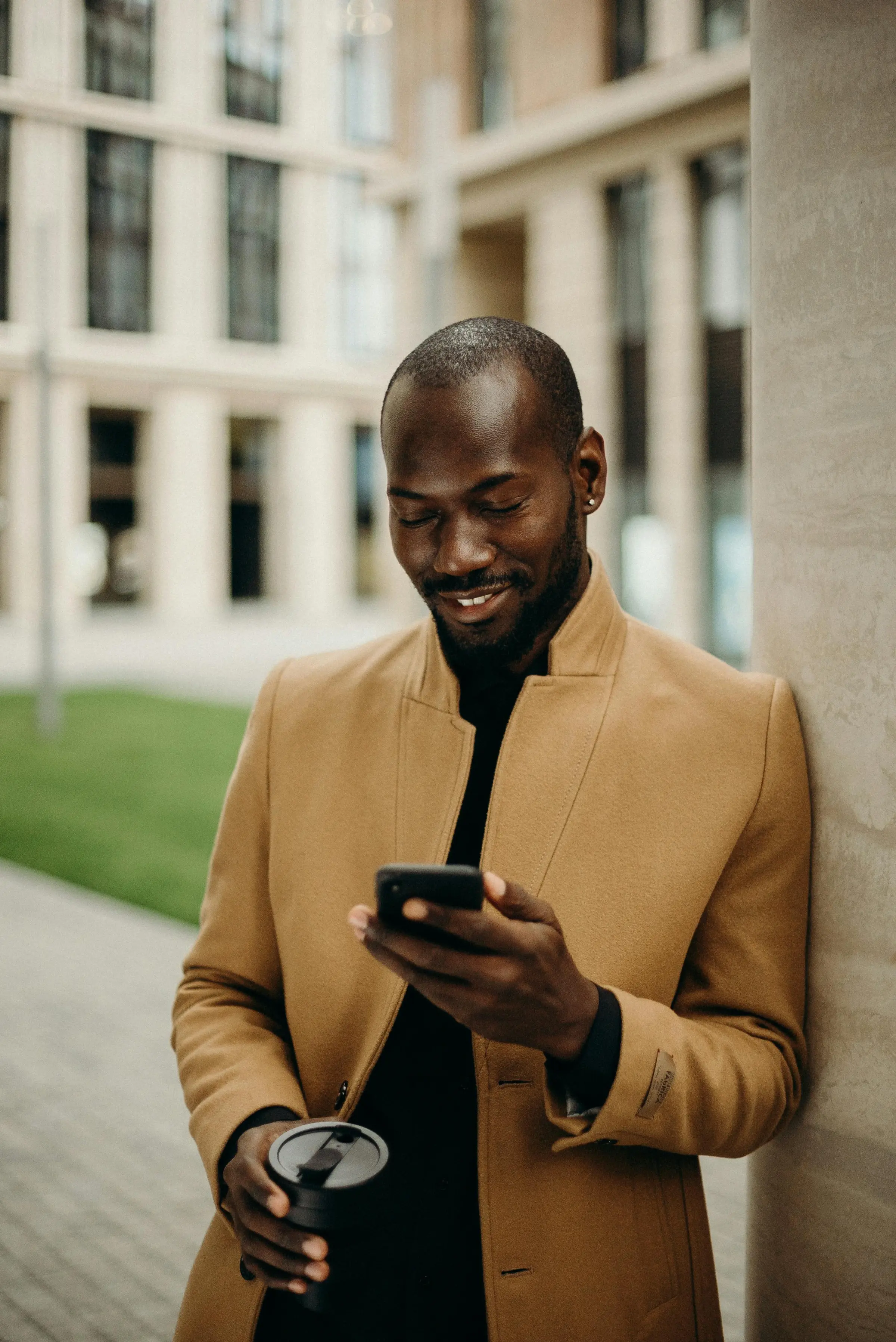 Homme se renseignant sur la gestion locative