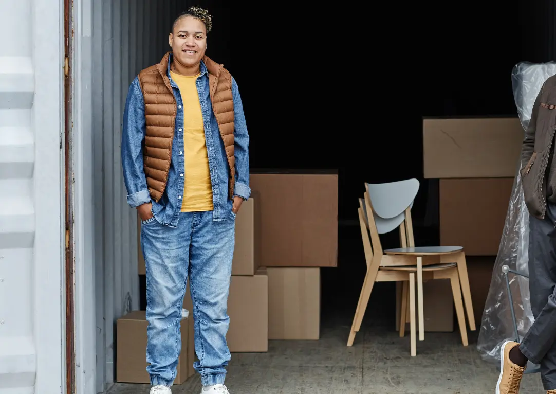 Homme se tenant dans une unité d'entreposage