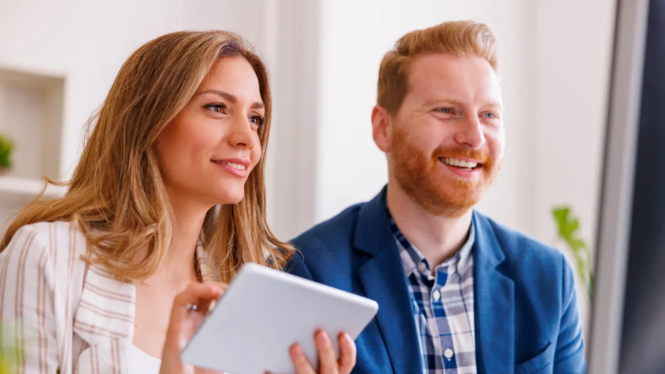 Couple prenant des décisions immobilières