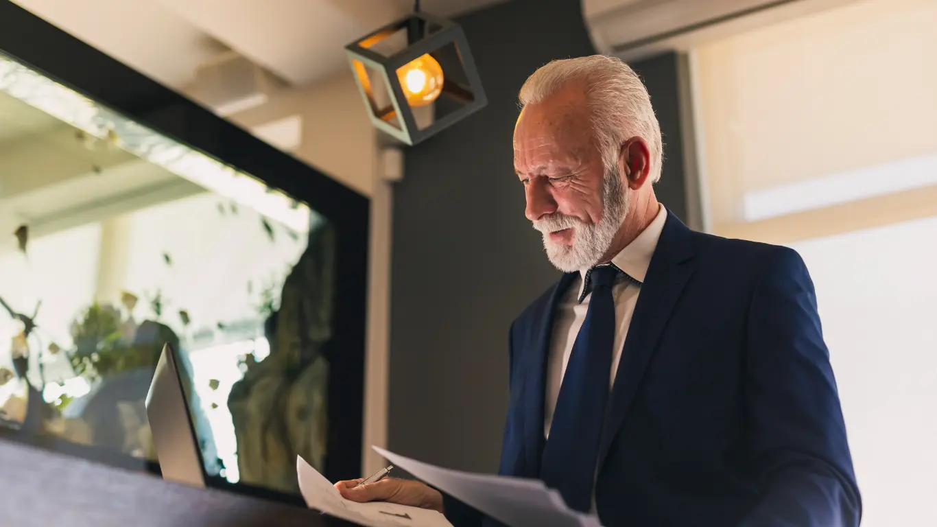 Homme faisant de la gestion d'investissements