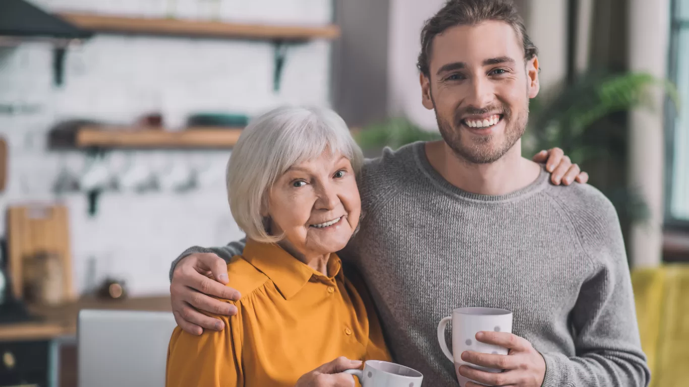 Jeune et personne agée café