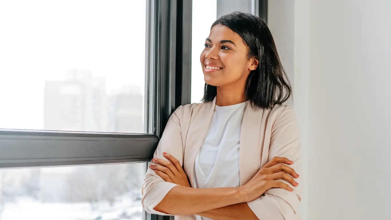 Femme regarde fenêtre immeuble